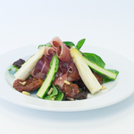 geräucherter Buchenrohschinken auf mediterranem Spargelsalat