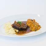 geschmorter Rindsbraten mit Butternockerl und Kürbisgemüse